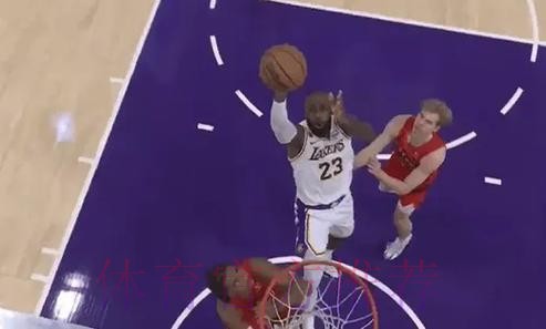 师从77？斯马特送出四分位长传，詹姆斯接球后强硬打成2+1